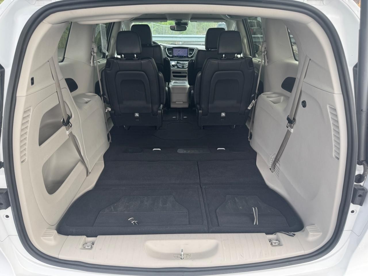 Chrysler Pacifica Vehicle Full-screen Gallery Image 03