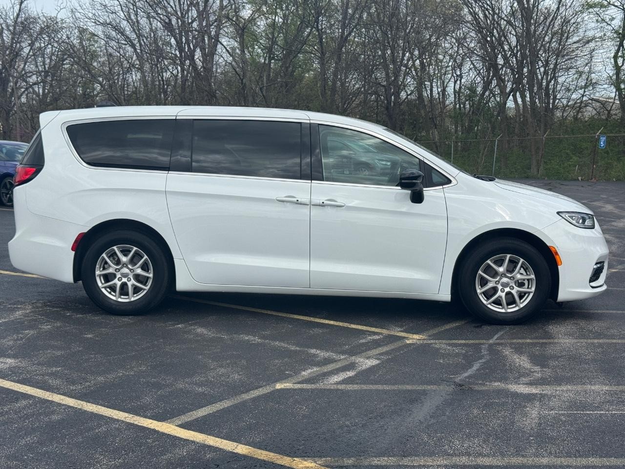 Chrysler Pacifica Vehicle Full-screen Gallery Image 05