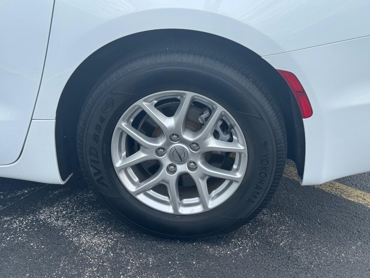 Chrysler Pacifica Vehicle Full-screen Gallery Image 06