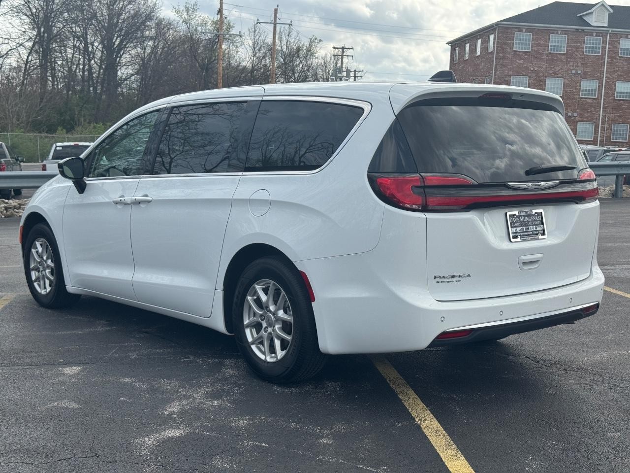 Chrysler Pacifica Vehicle Full-screen Gallery Image 07