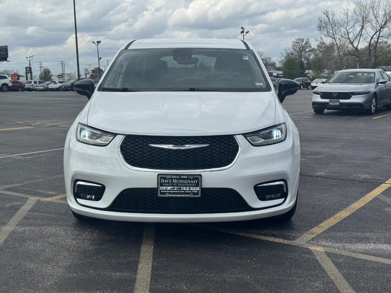 Chrysler Pacifica Vehicle Full-screen Gallery Image 09