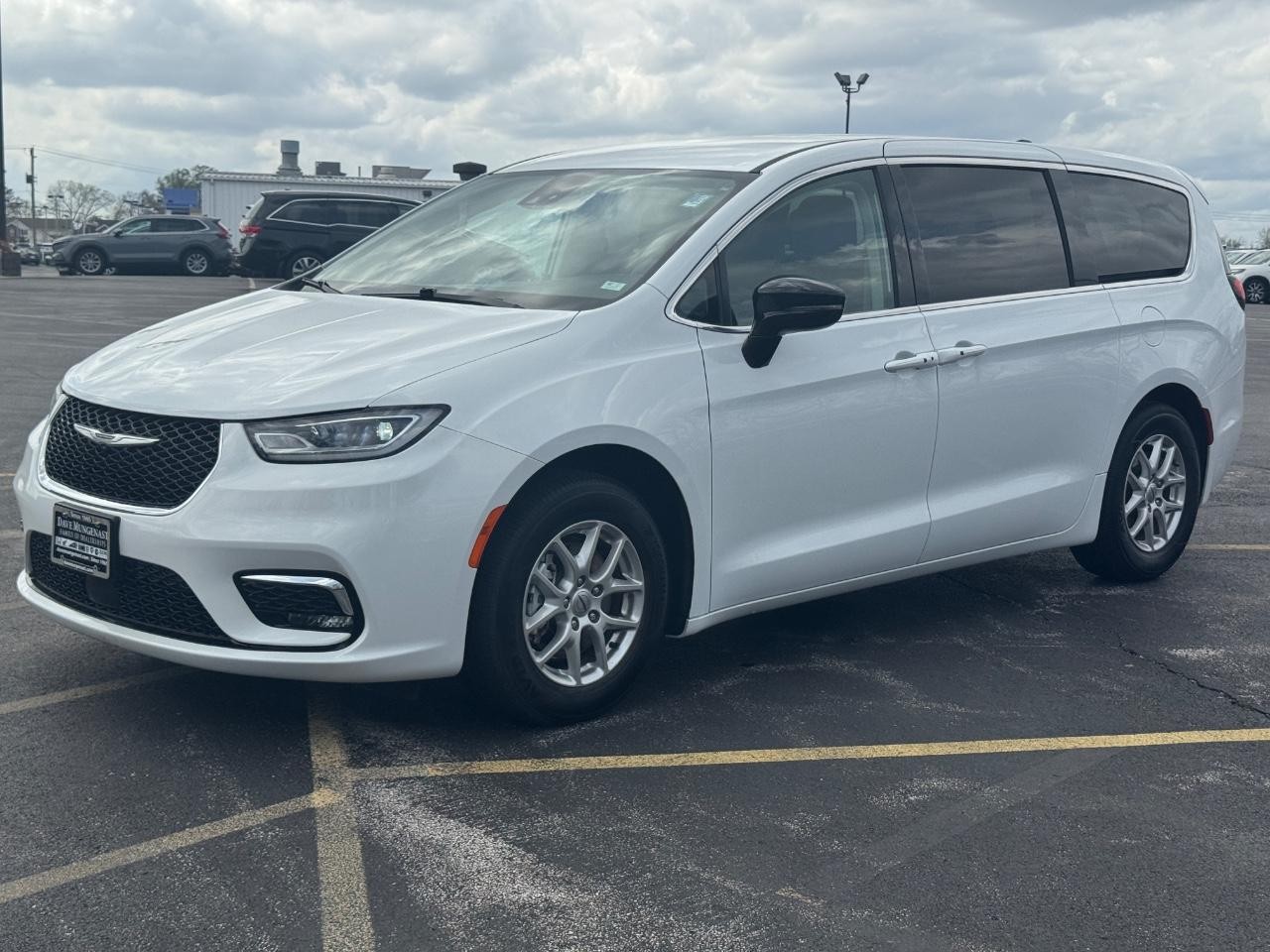 Chrysler Pacifica Vehicle Full-screen Gallery Image 10