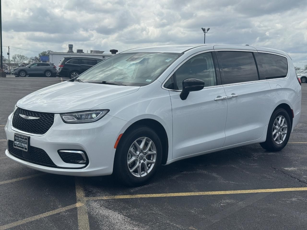 Chrysler Pacifica Vehicle Full-screen Gallery Image 11