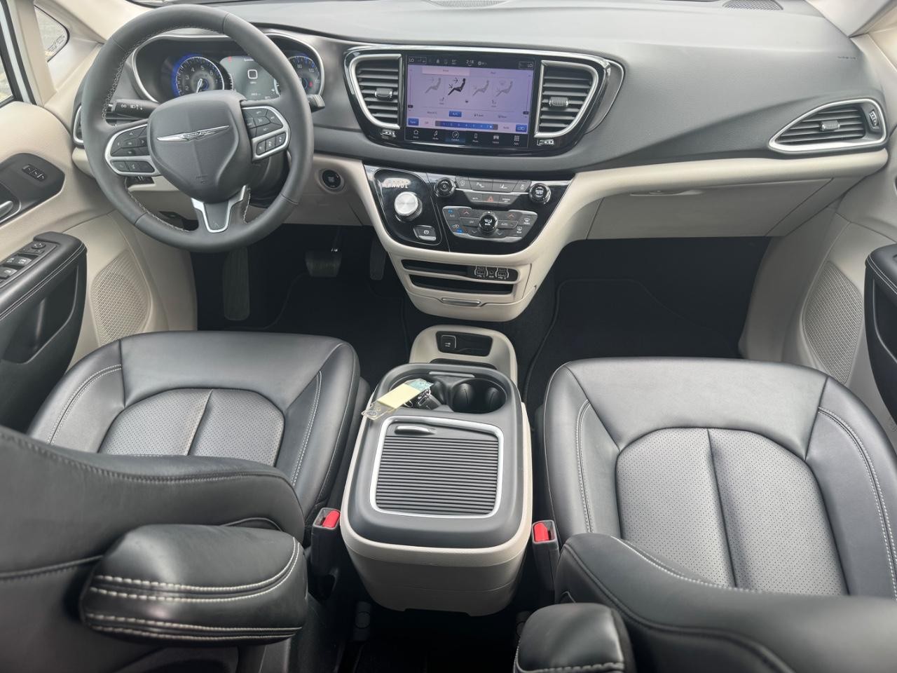 Chrysler Pacifica Vehicle Full-screen Gallery Image 12