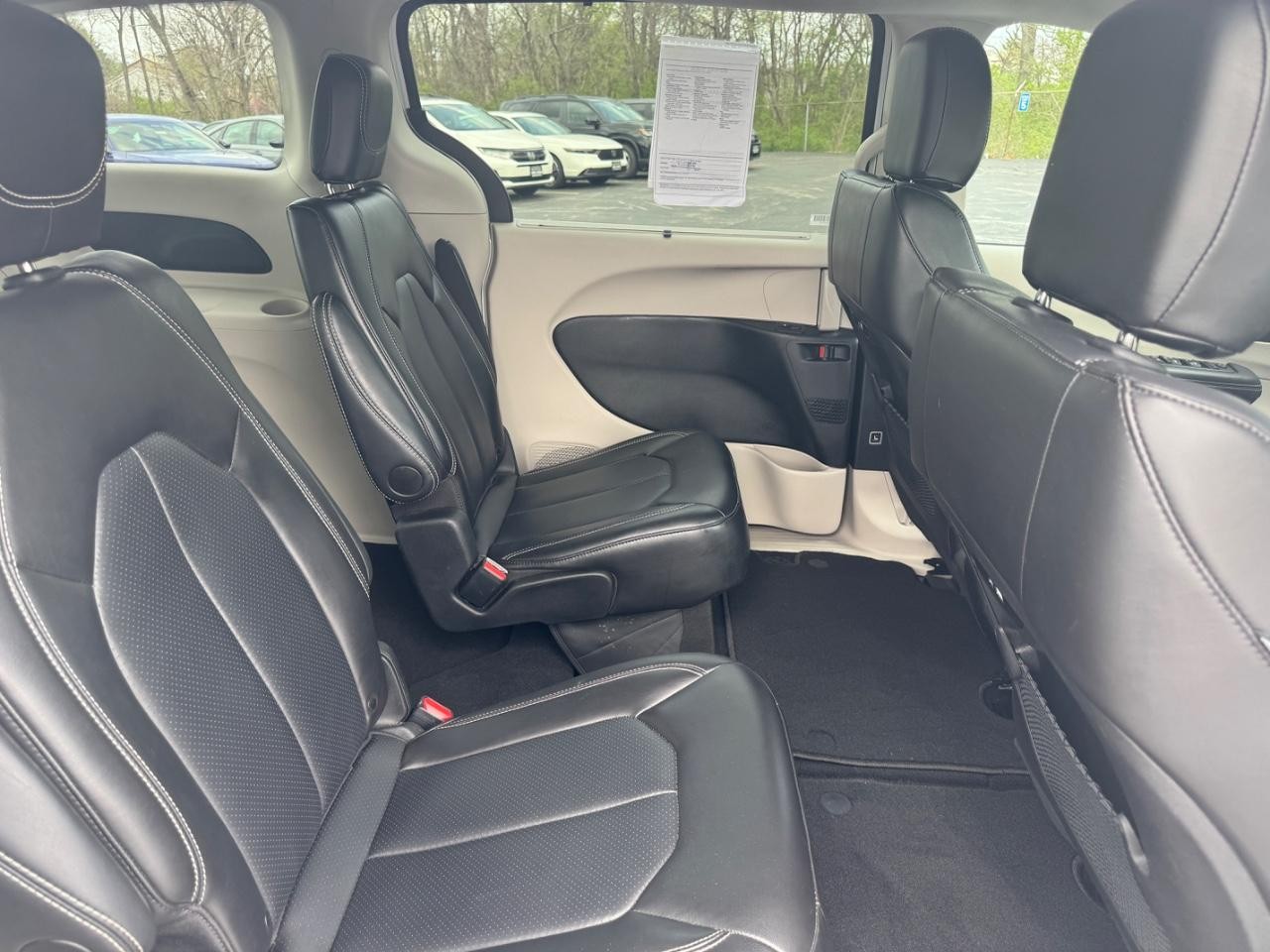 Chrysler Pacifica Vehicle Full-screen Gallery Image 13