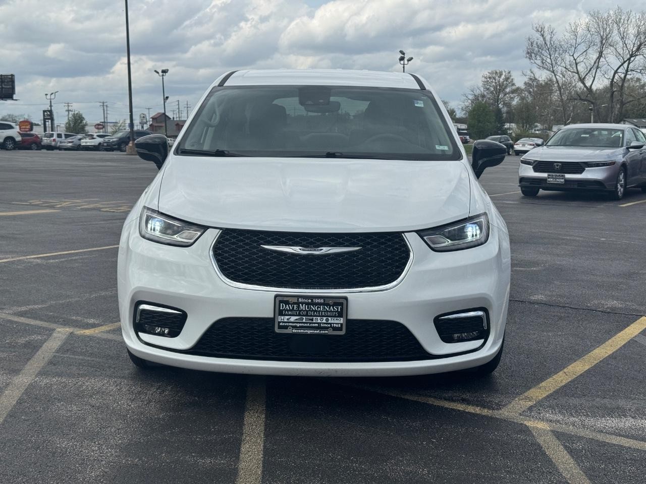 Chrysler Pacifica Vehicle Full-screen Gallery Image 14