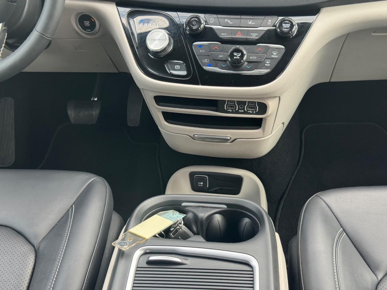 Chrysler Pacifica Vehicle Full-screen Gallery Image 15