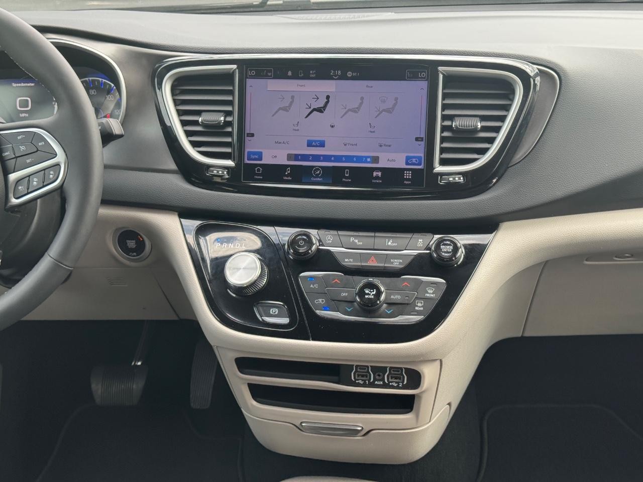 Chrysler Pacifica Vehicle Full-screen Gallery Image 16