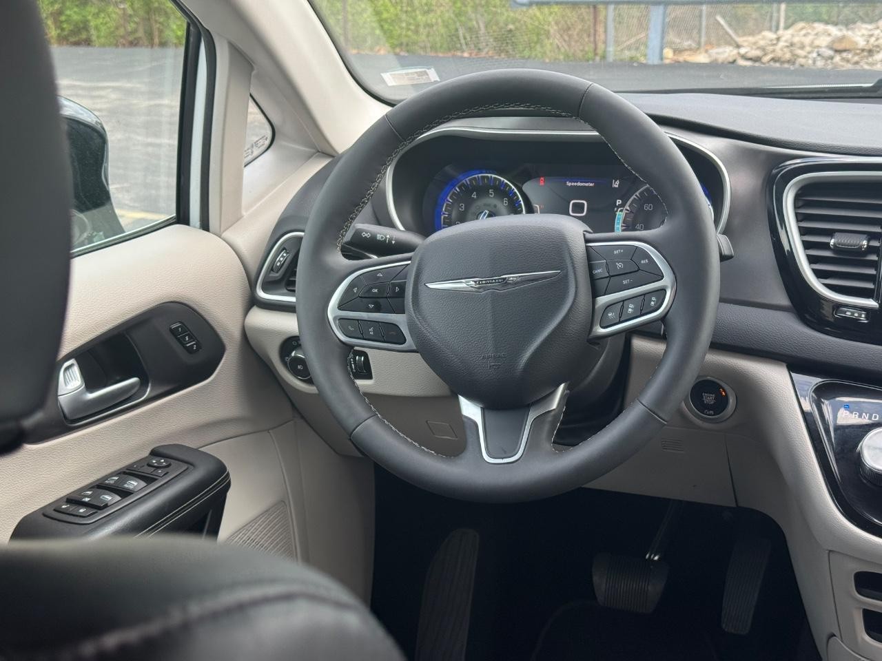 Chrysler Pacifica Vehicle Full-screen Gallery Image 17