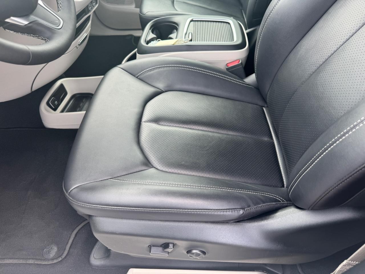 Chrysler Pacifica Vehicle Full-screen Gallery Image 18