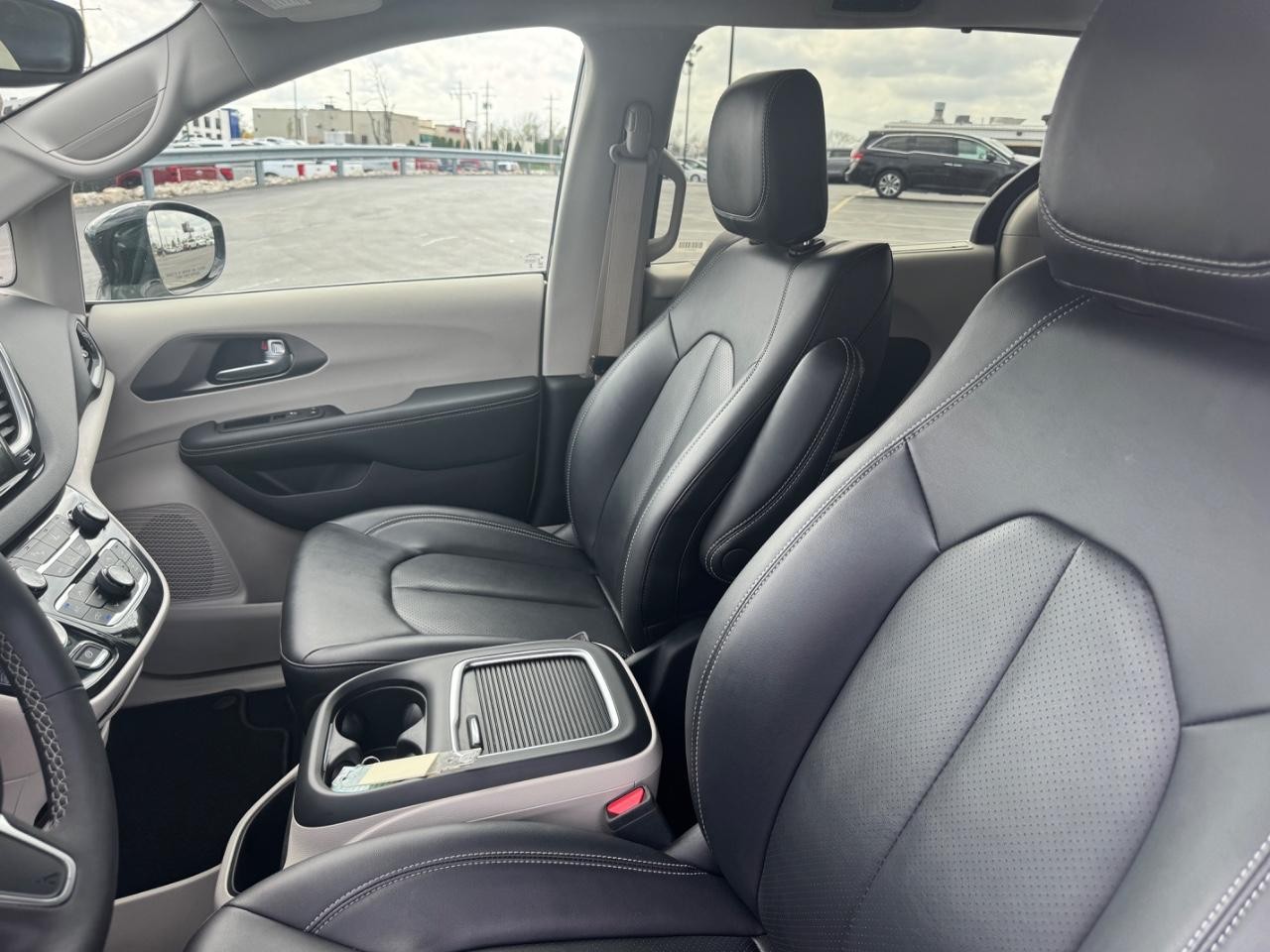 Chrysler Pacifica Vehicle Full-screen Gallery Image 19