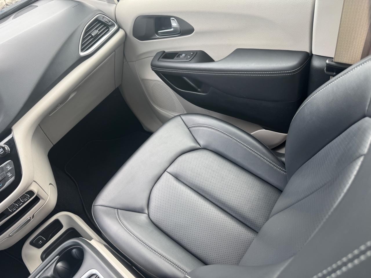 Chrysler Pacifica Vehicle Full-screen Gallery Image 20