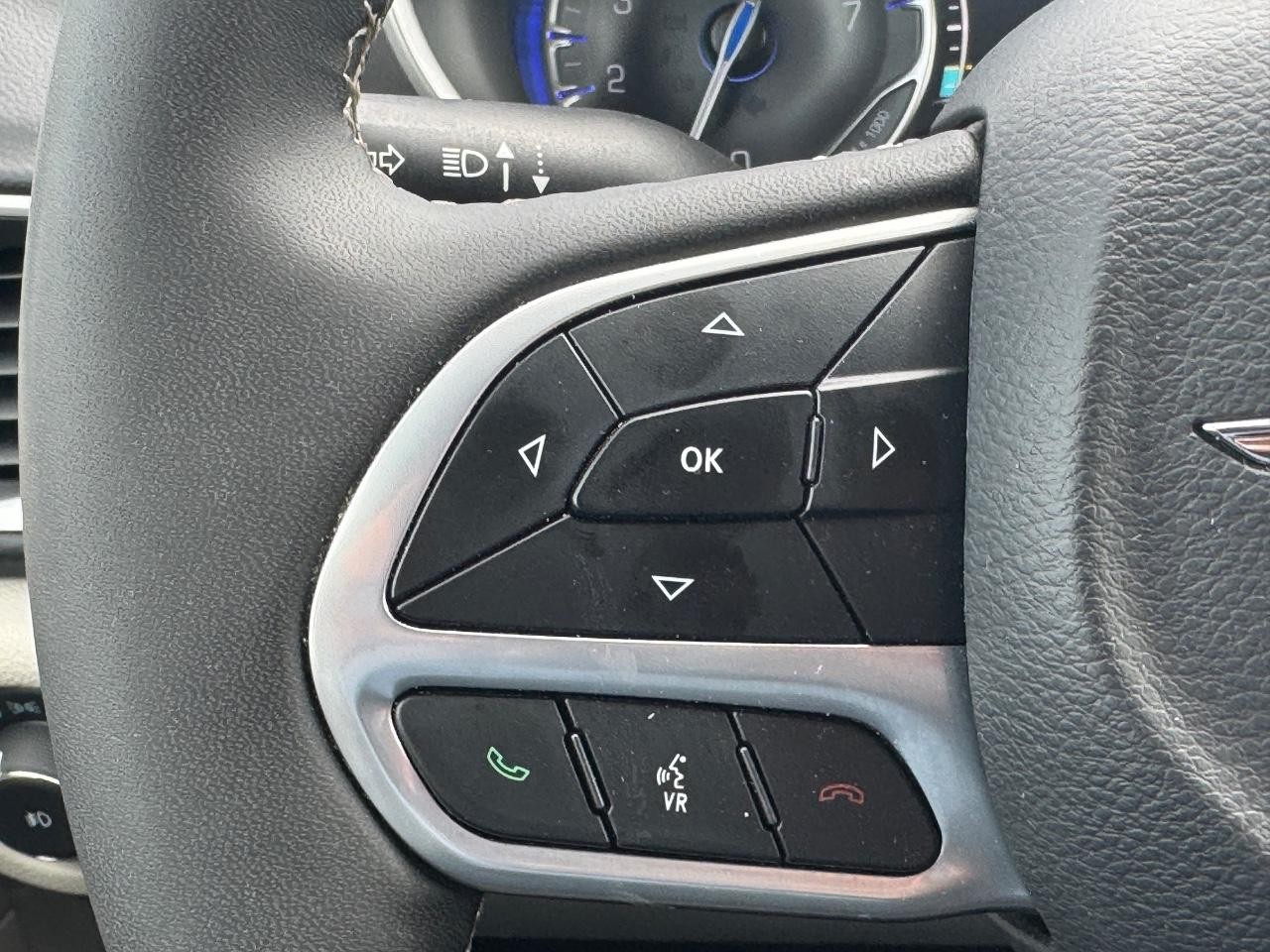 Chrysler Pacifica Vehicle Full-screen Gallery Image 21