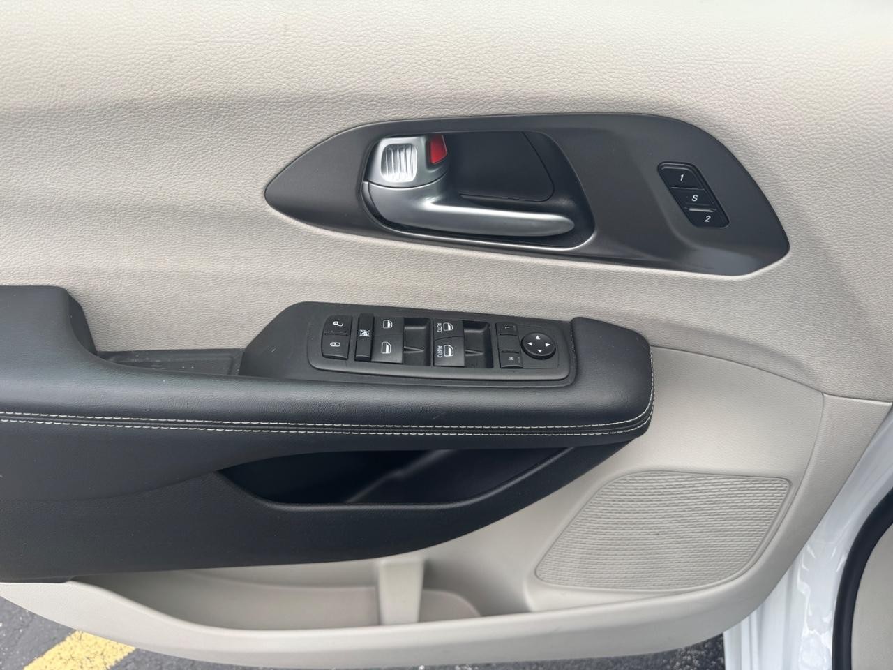 Chrysler Pacifica Vehicle Full-screen Gallery Image 22