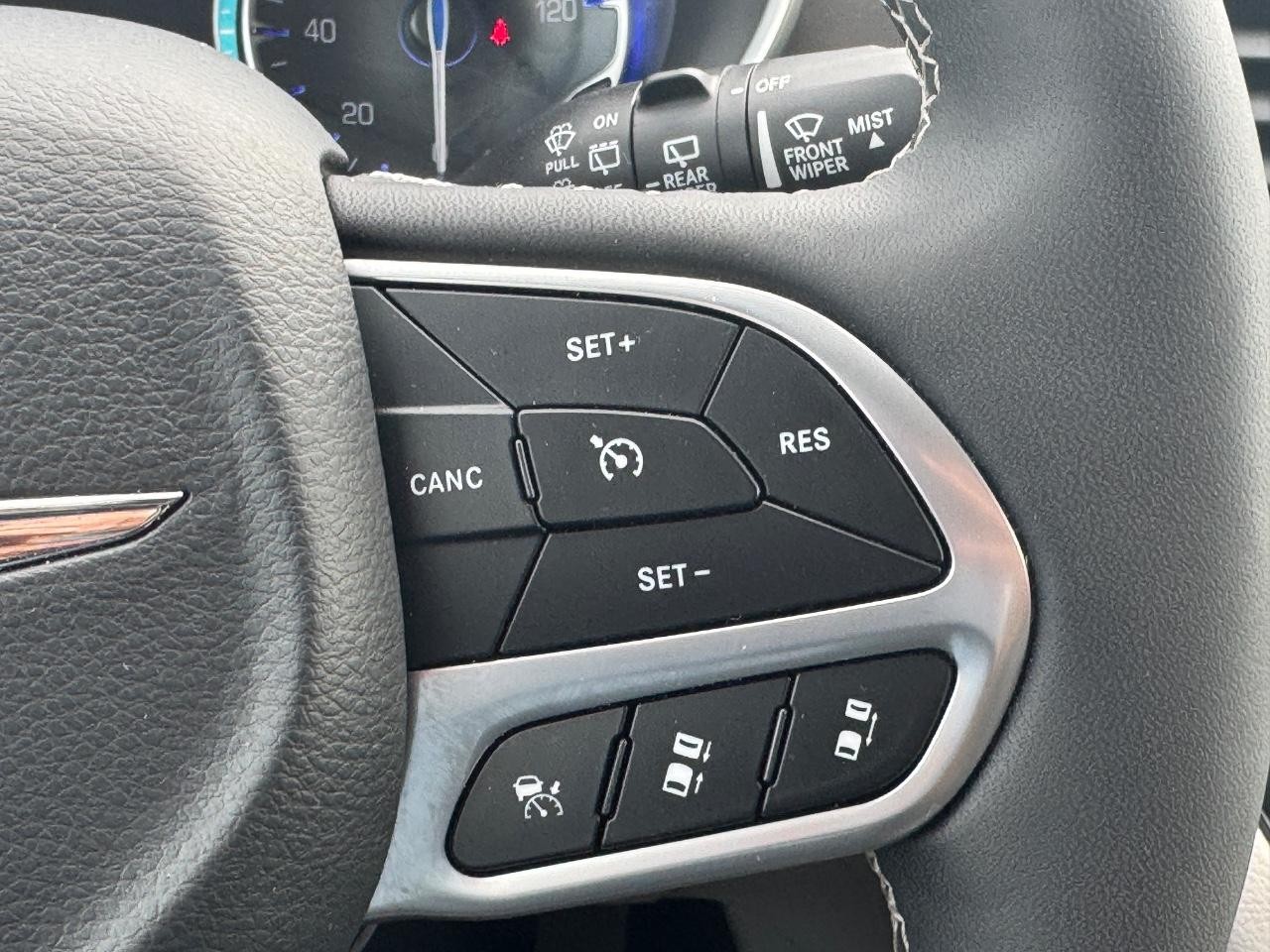 Chrysler Pacifica Vehicle Full-screen Gallery Image 25