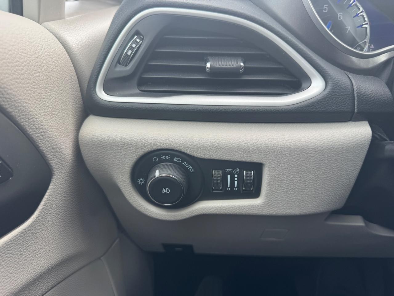 Chrysler Pacifica Vehicle Full-screen Gallery Image 26