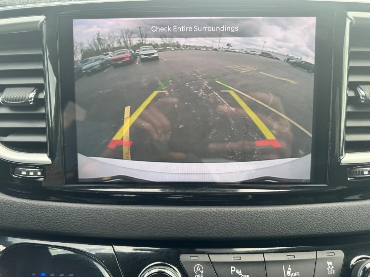 Chrysler Pacifica Vehicle Full-screen Gallery Image 28