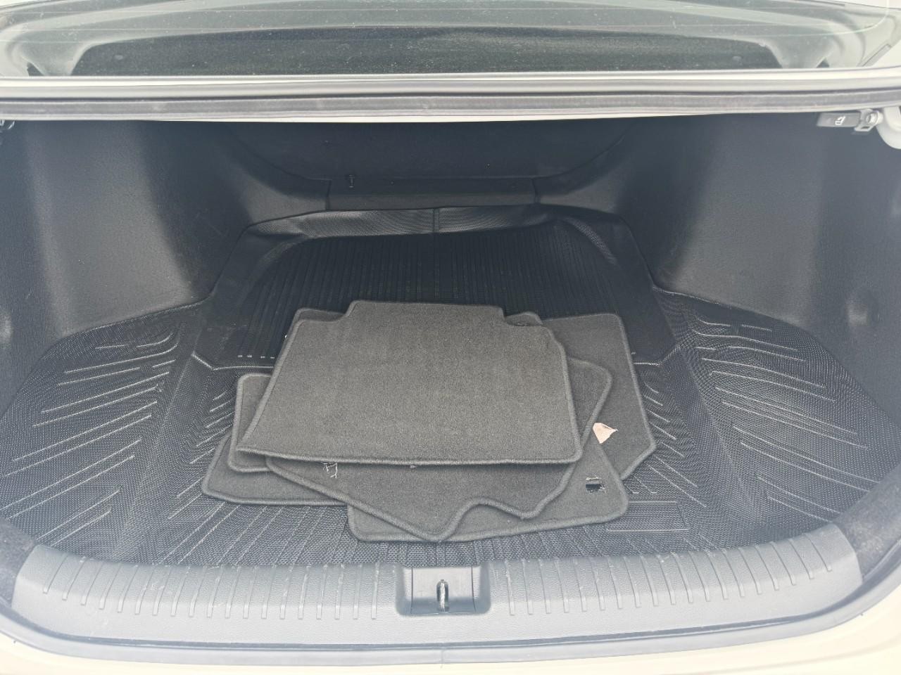 Honda Accord Sedan Vehicle Full-screen Gallery Image 05