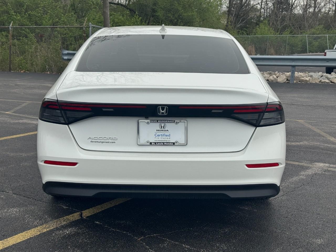 Honda Accord Sedan Vehicle Full-screen Gallery Image 06