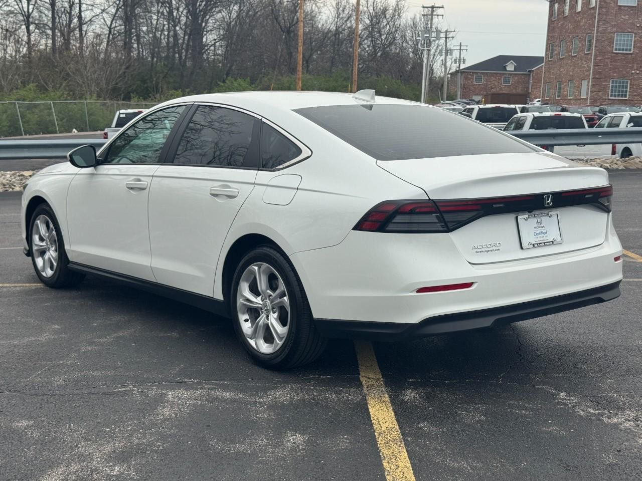 Honda Accord Sedan Vehicle Full-screen Gallery Image 07