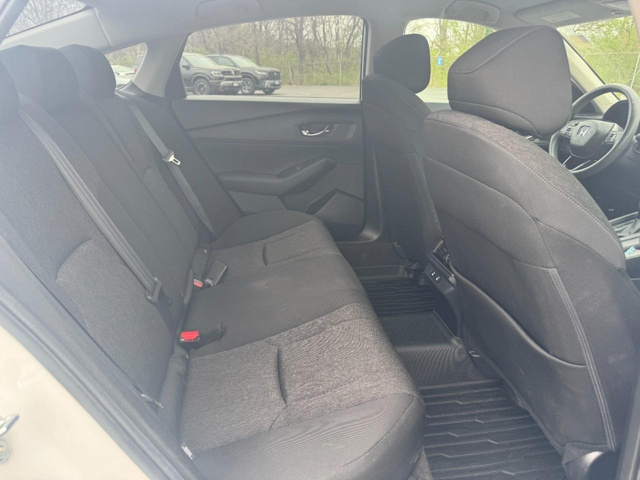 Honda Accord Sedan Vehicle Full-screen Gallery Image 11