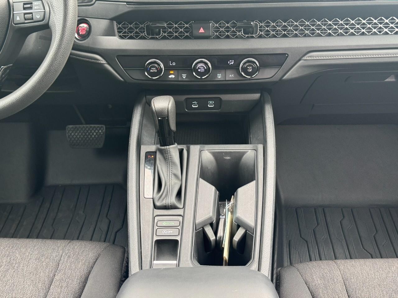 Honda Accord Sedan Vehicle Full-screen Gallery Image 15