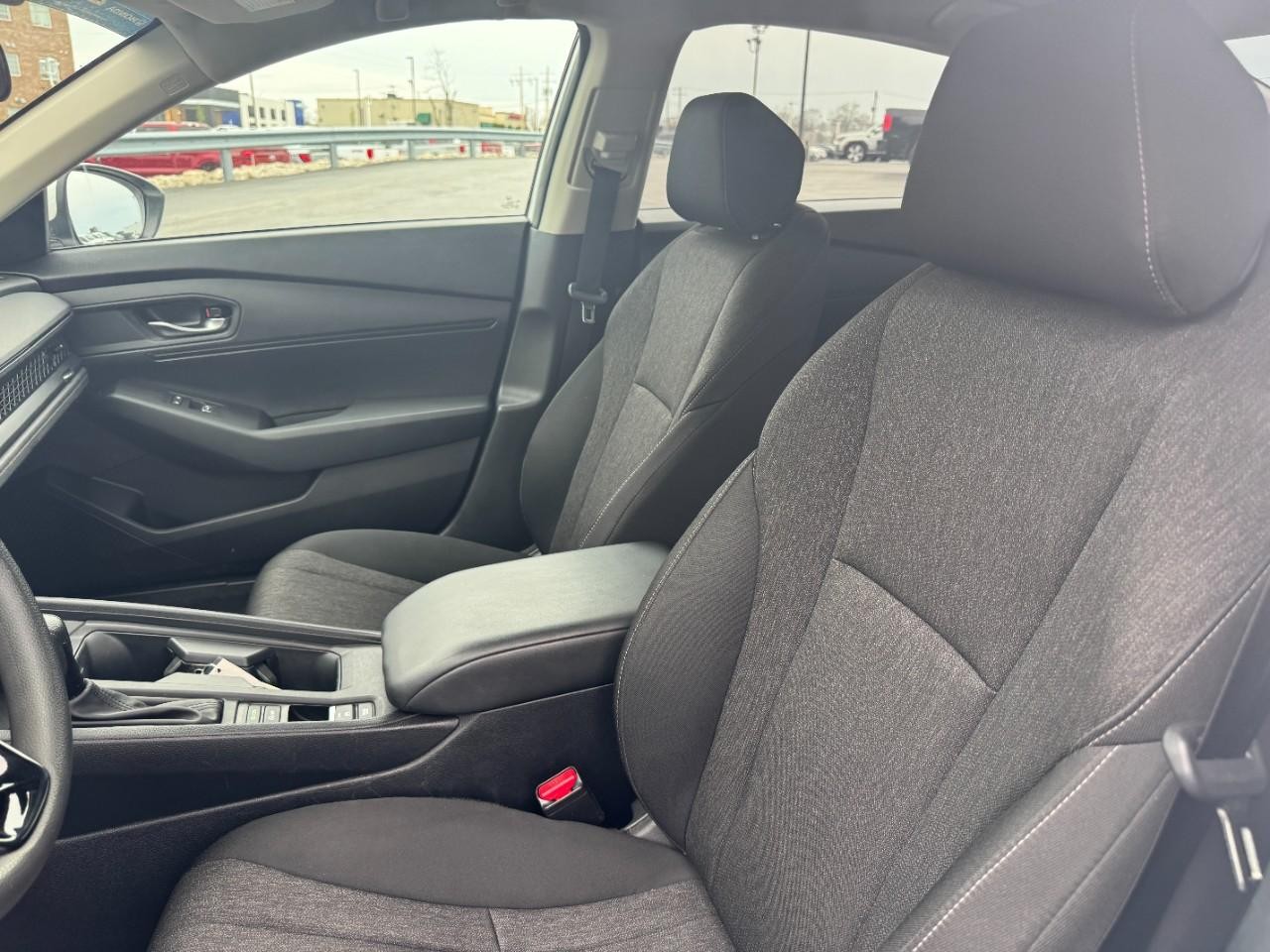 Honda Accord Sedan Vehicle Full-screen Gallery Image 18