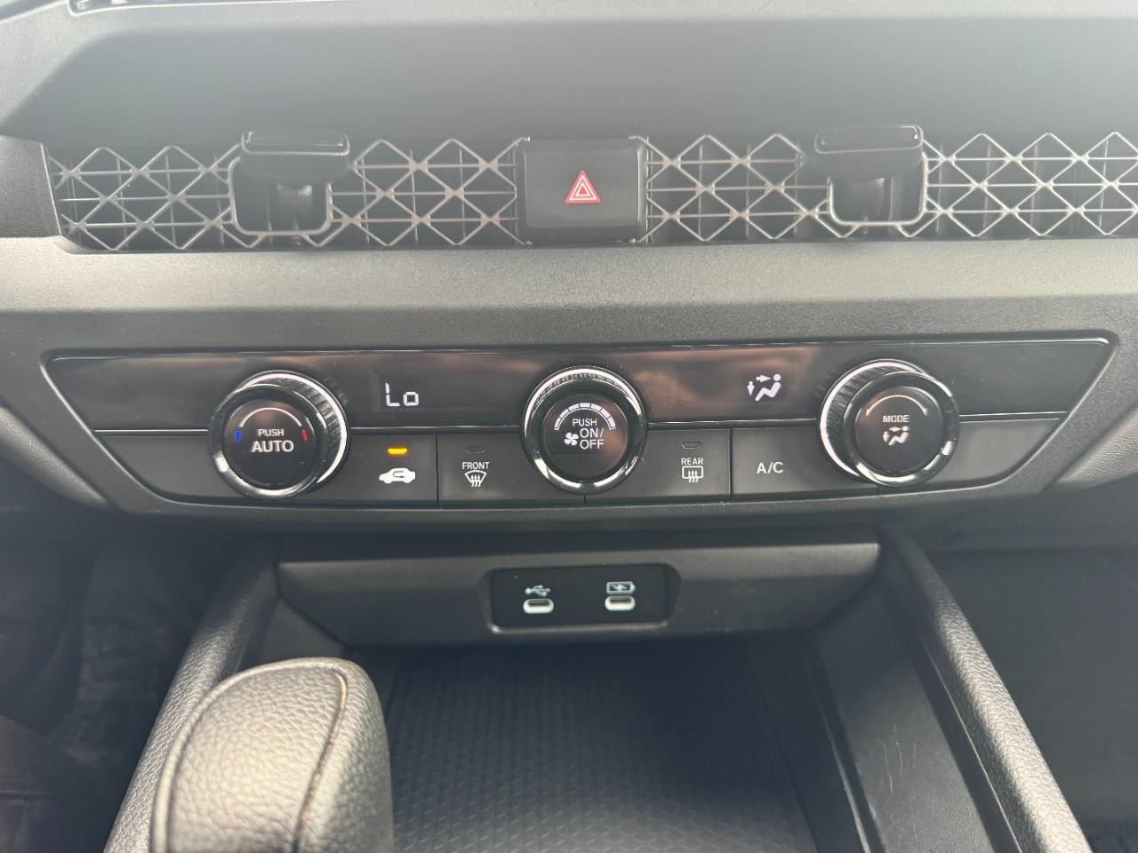 Honda Accord Sedan Vehicle Full-screen Gallery Image 26