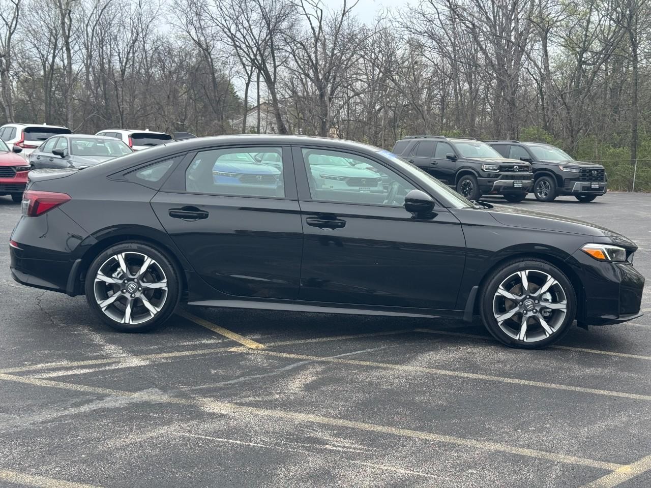 Honda Civic Sedan Hybrid Vehicle Full-screen Gallery Image 03