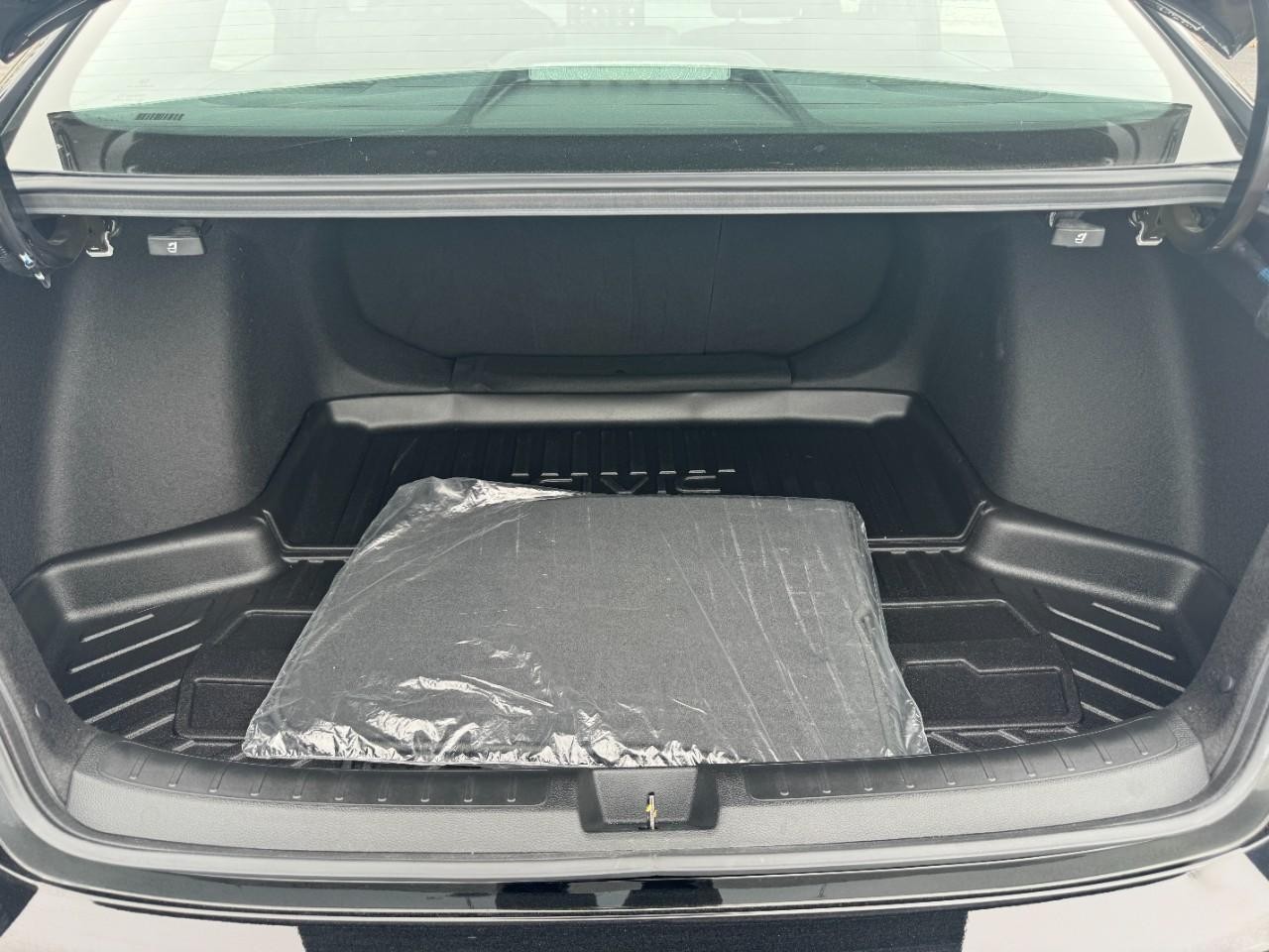 Honda Civic Sedan Hybrid Vehicle Full-screen Gallery Image 05