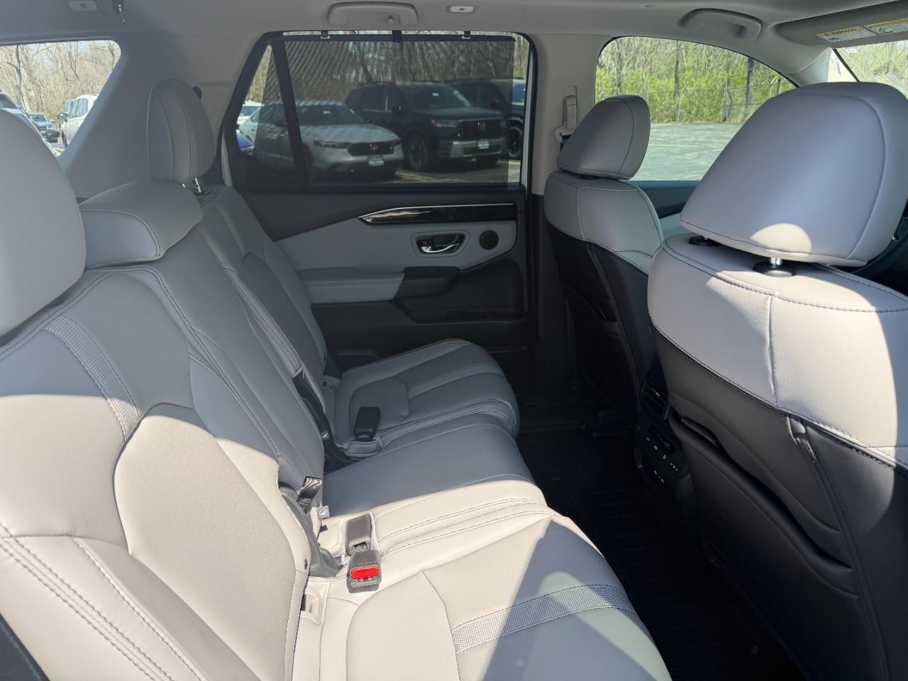 Honda Pilot Vehicle Full-screen Gallery Image 11