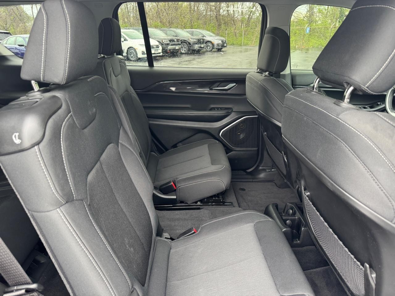 Jeep Grand Cherokee L Vehicle Full-screen Gallery Image 10