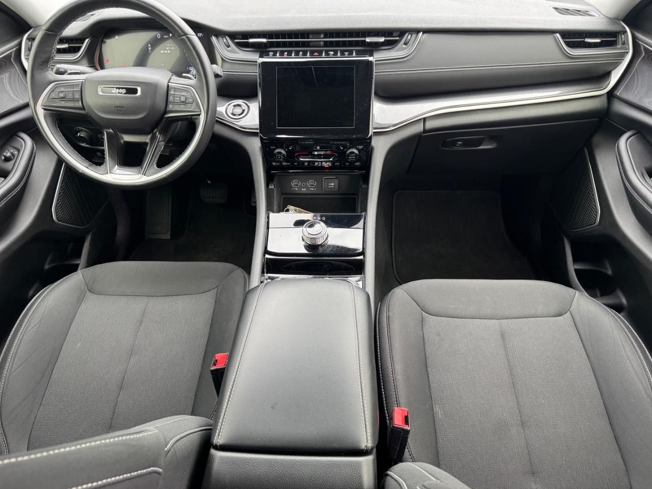 Jeep Grand Cherokee L Vehicle Full-screen Gallery Image 14
