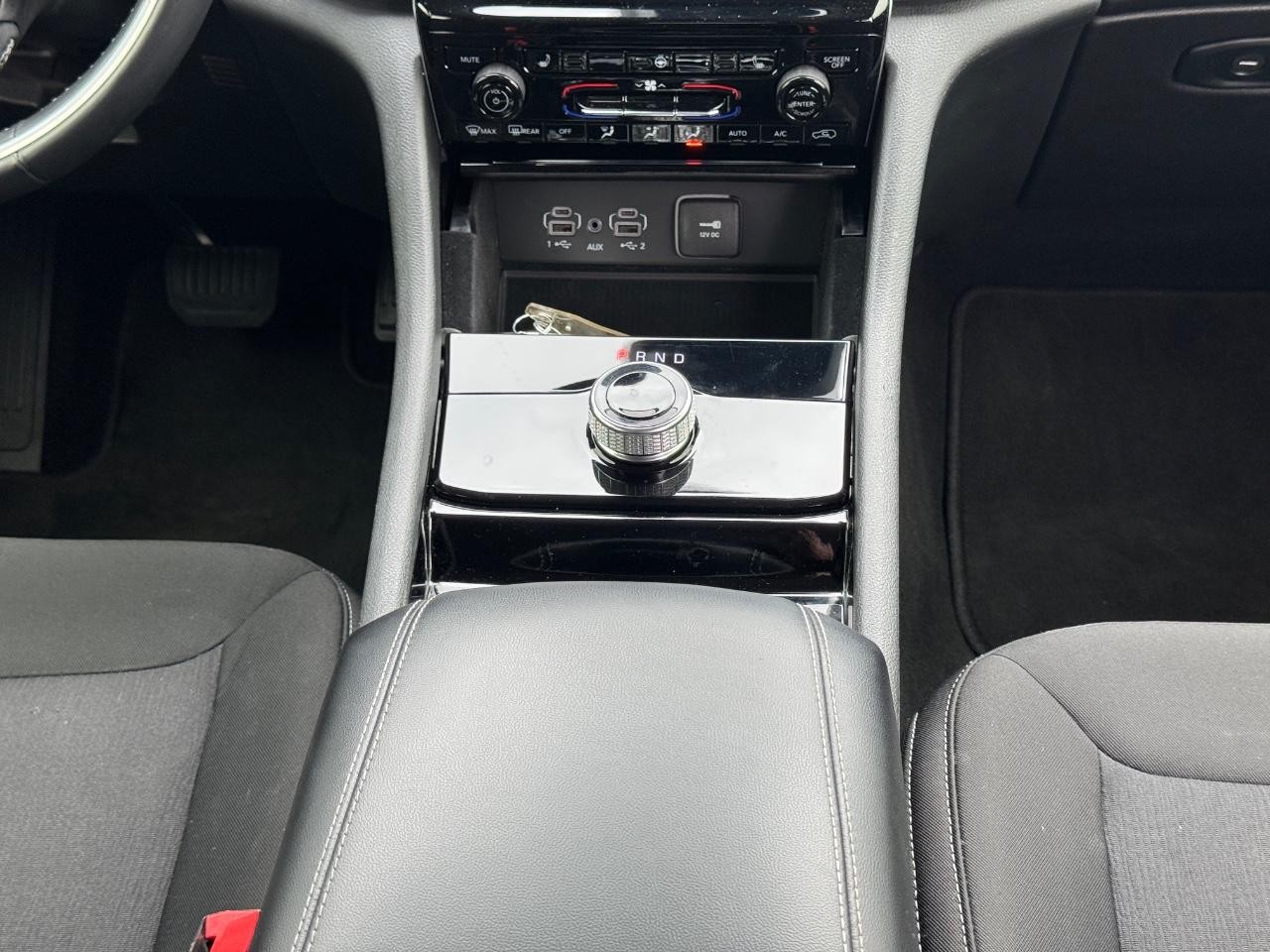 Jeep Grand Cherokee L Vehicle Full-screen Gallery Image 17