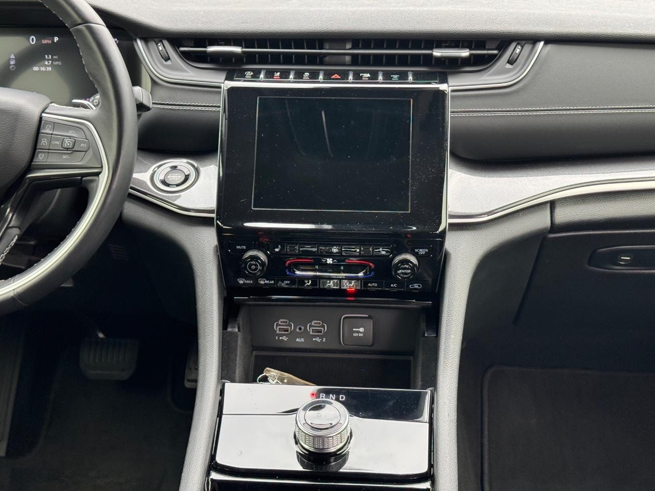 Jeep Grand Cherokee L Vehicle Full-screen Gallery Image 18