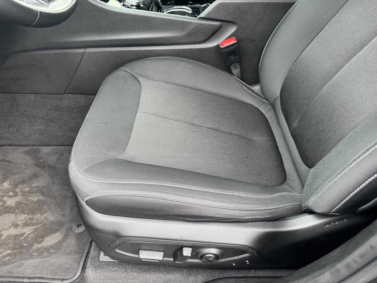 Jeep Grand Cherokee L Vehicle Full-screen Gallery Image 19