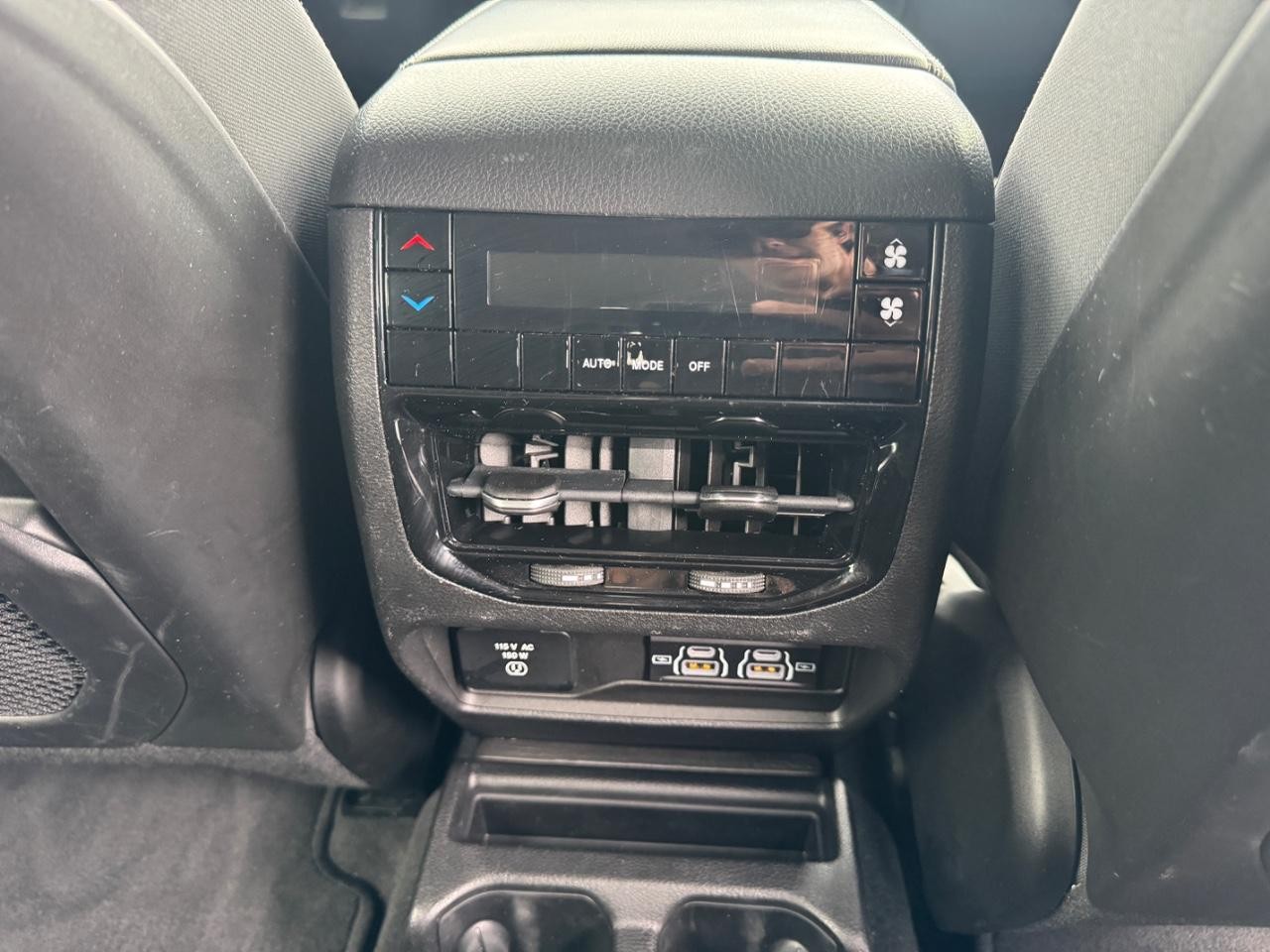 Jeep Grand Cherokee L Vehicle Full-screen Gallery Image 21