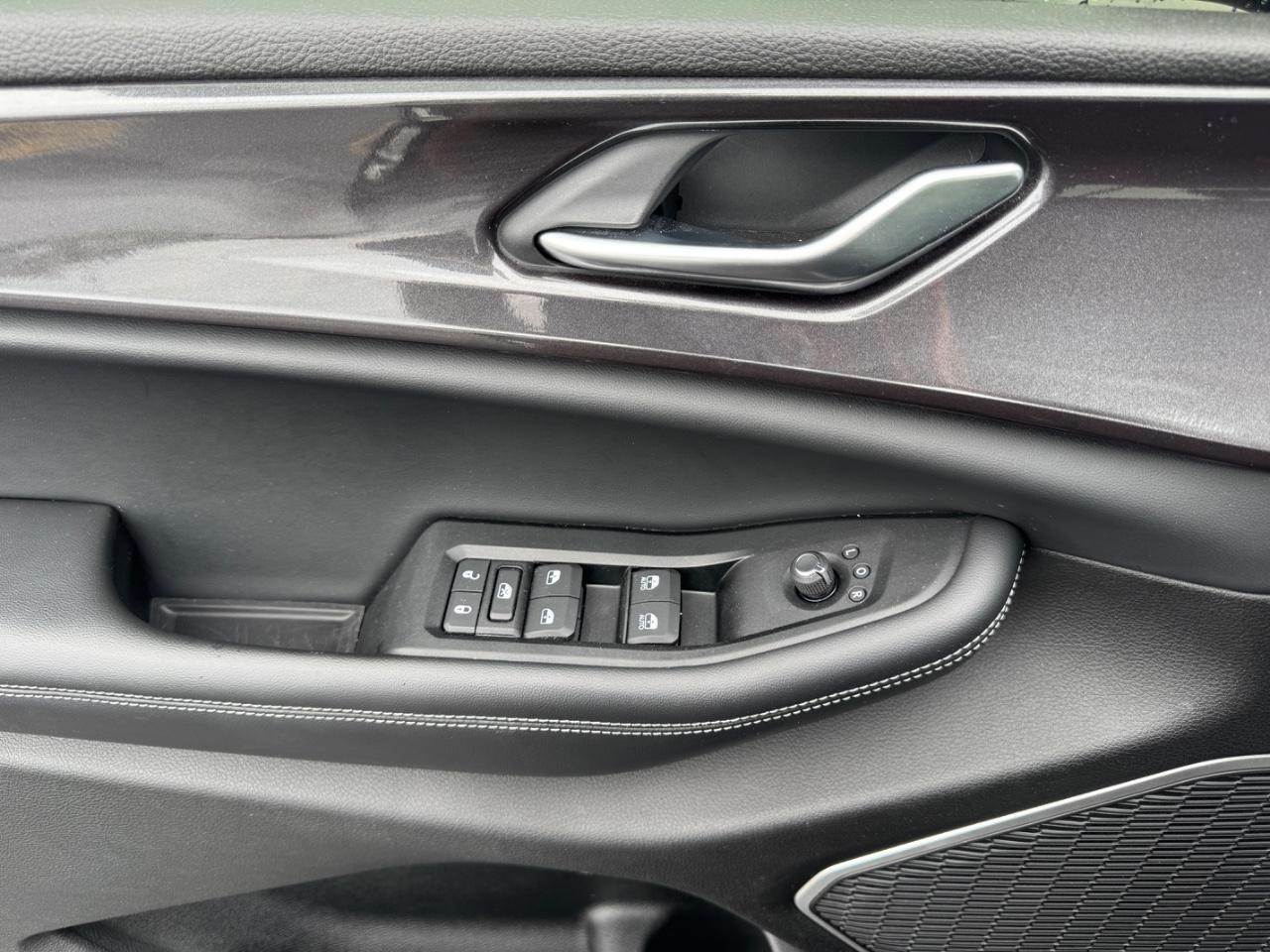 Jeep Grand Cherokee L Vehicle Full-screen Gallery Image 23