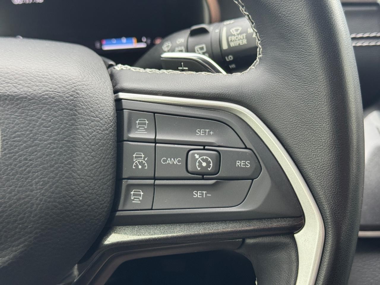 Jeep Grand Cherokee L Vehicle Full-screen Gallery Image 26