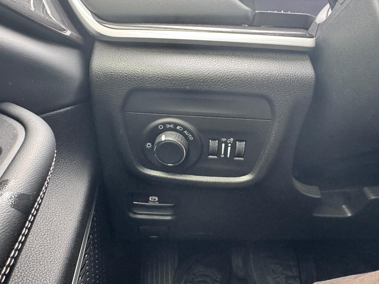 Jeep Grand Cherokee L Vehicle Full-screen Gallery Image 28
