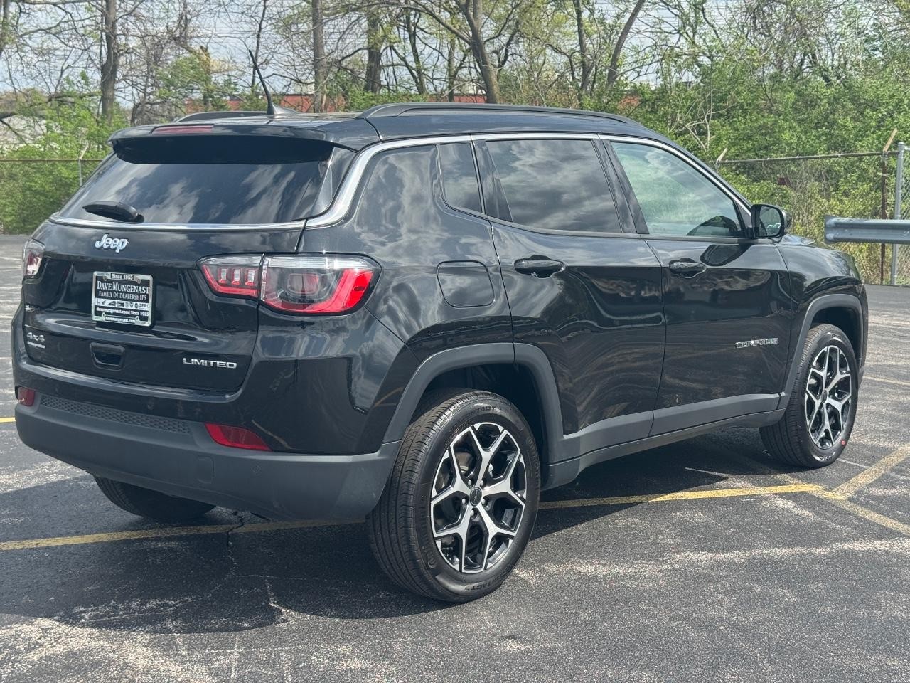 Jeep Compass Vehicle Full-screen Gallery Image 05