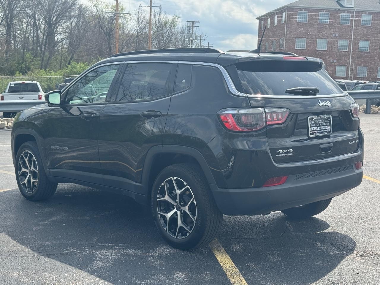 Jeep Compass Vehicle Full-screen Gallery Image 07