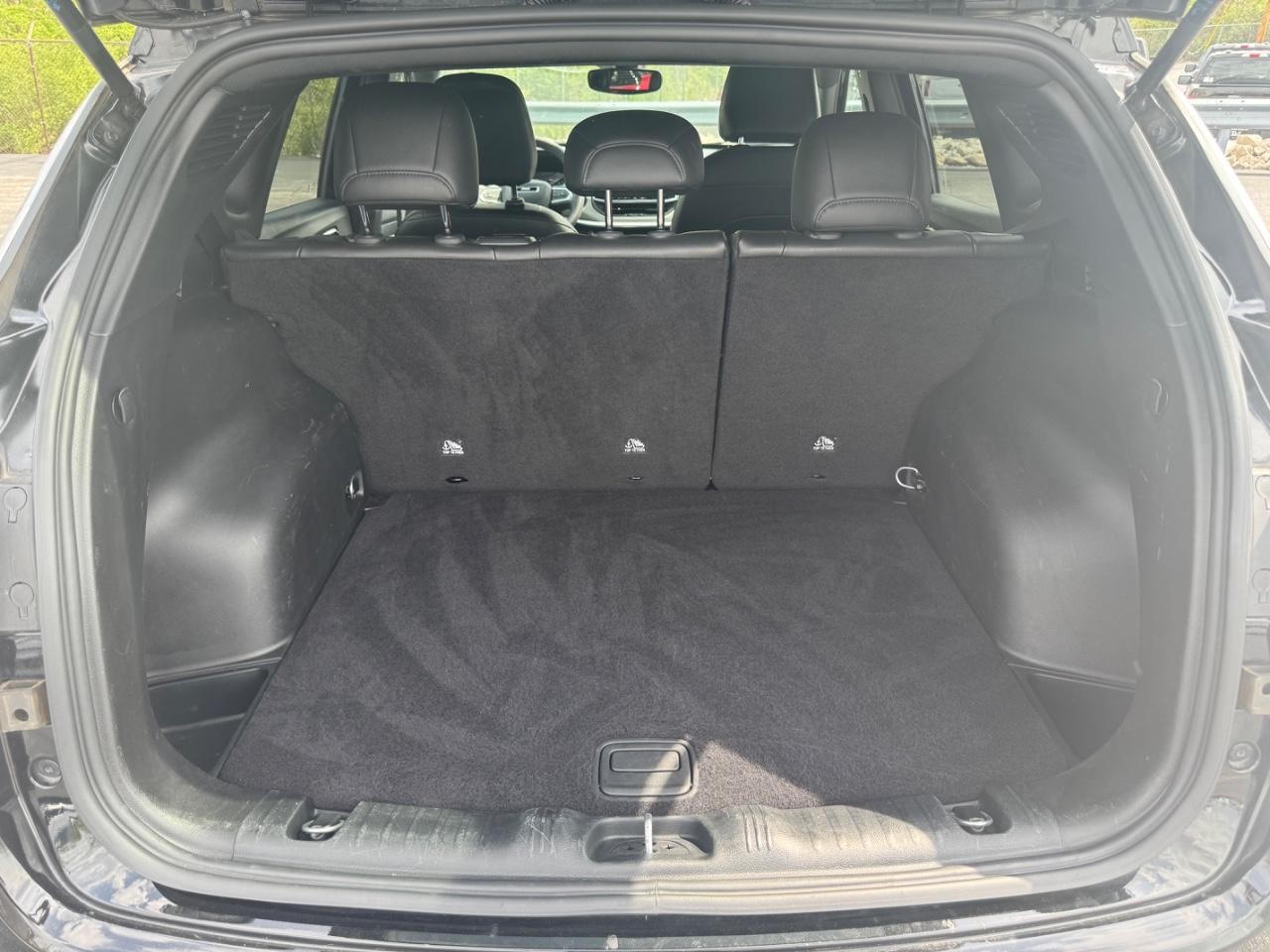 Jeep Compass Vehicle Full-screen Gallery Image 09