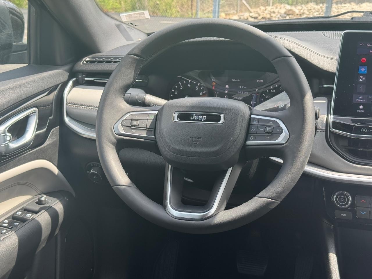 Jeep Compass Vehicle Full-screen Gallery Image 13