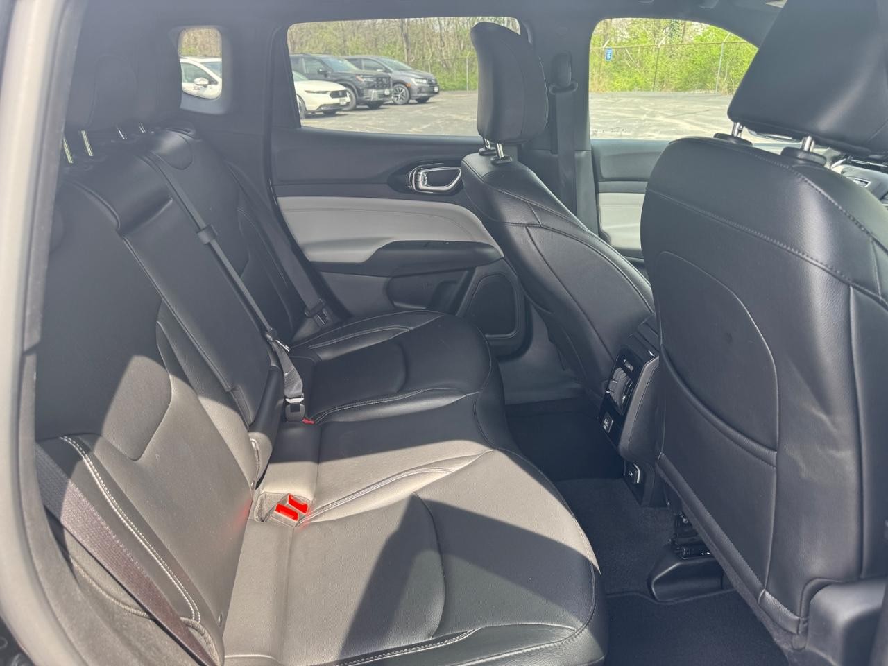 Jeep Compass Vehicle Full-screen Gallery Image 15