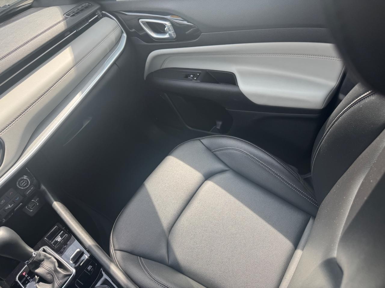 Jeep Compass Vehicle Full-screen Gallery Image 16