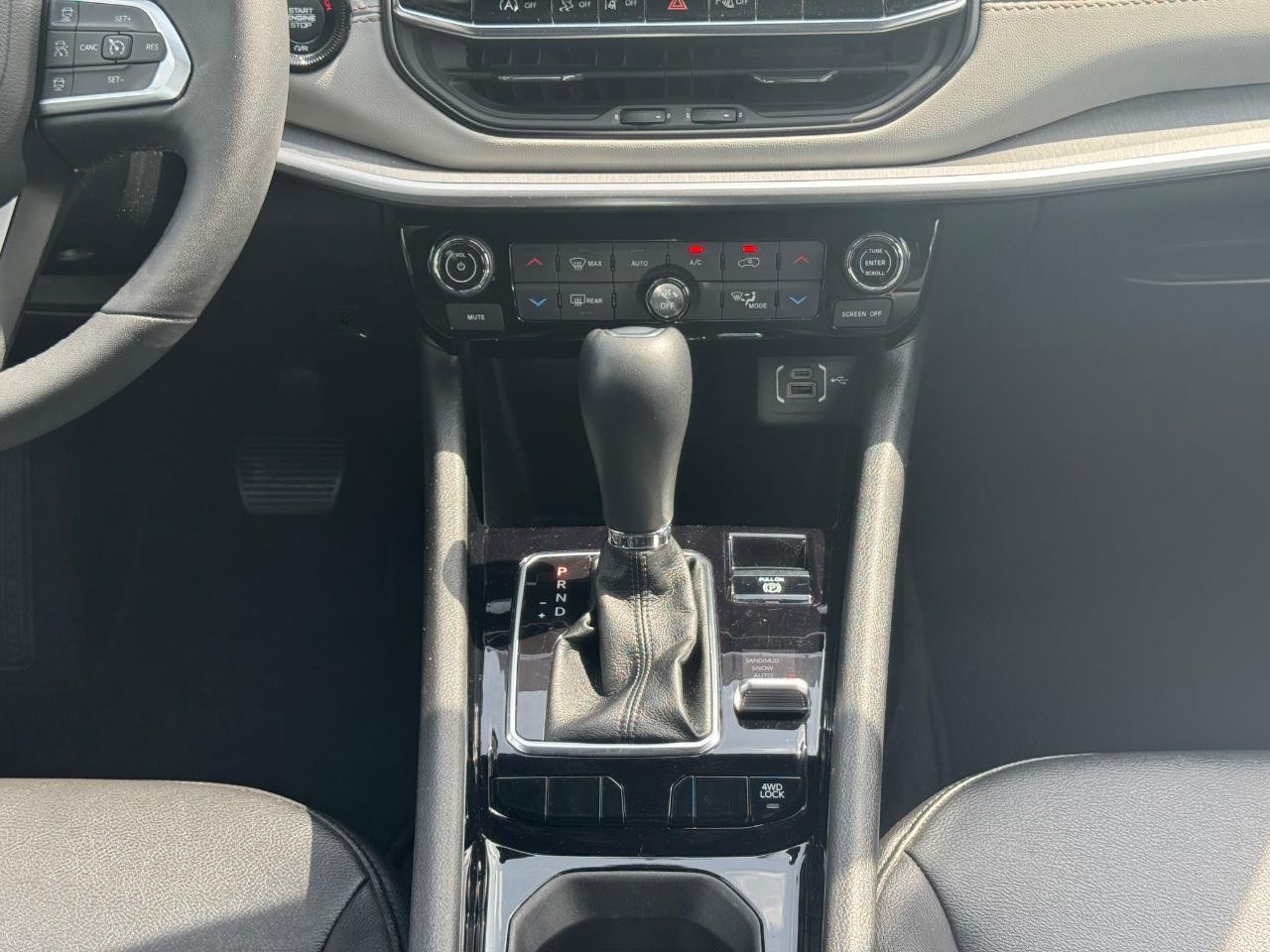 Jeep Compass Vehicle Full-screen Gallery Image 17