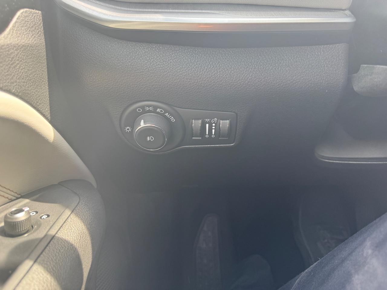 Jeep Compass Vehicle Full-screen Gallery Image 26