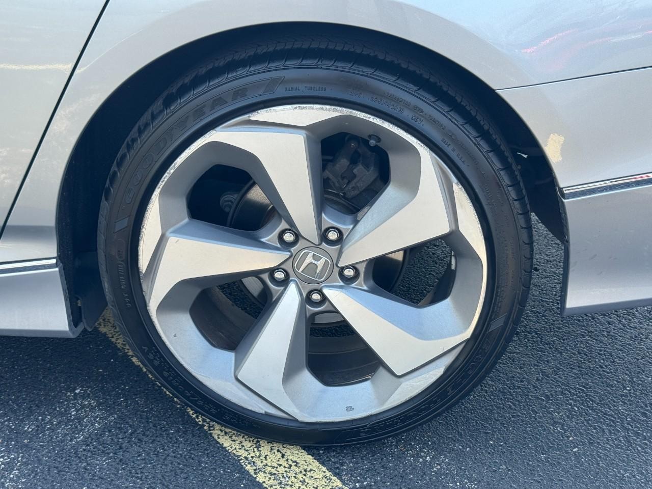 Honda Accord Sedan Vehicle Full-screen Gallery Image 07