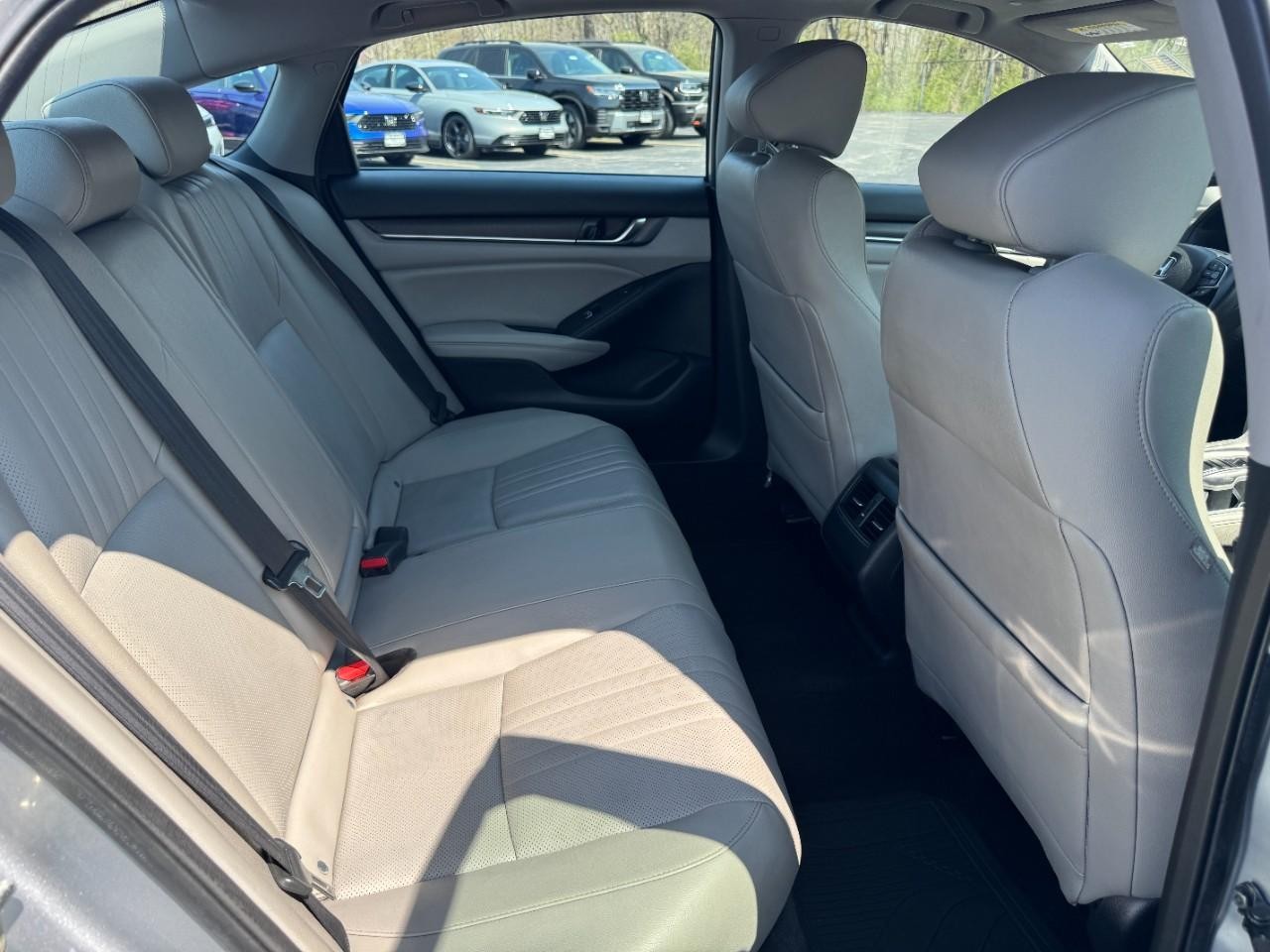 Honda Accord Sedan Vehicle Full-screen Gallery Image 10